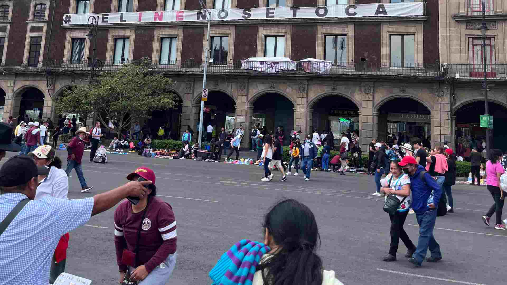 Festejo en el Zócalo Seguidores de AMLO Llegan en Contingentes por 18